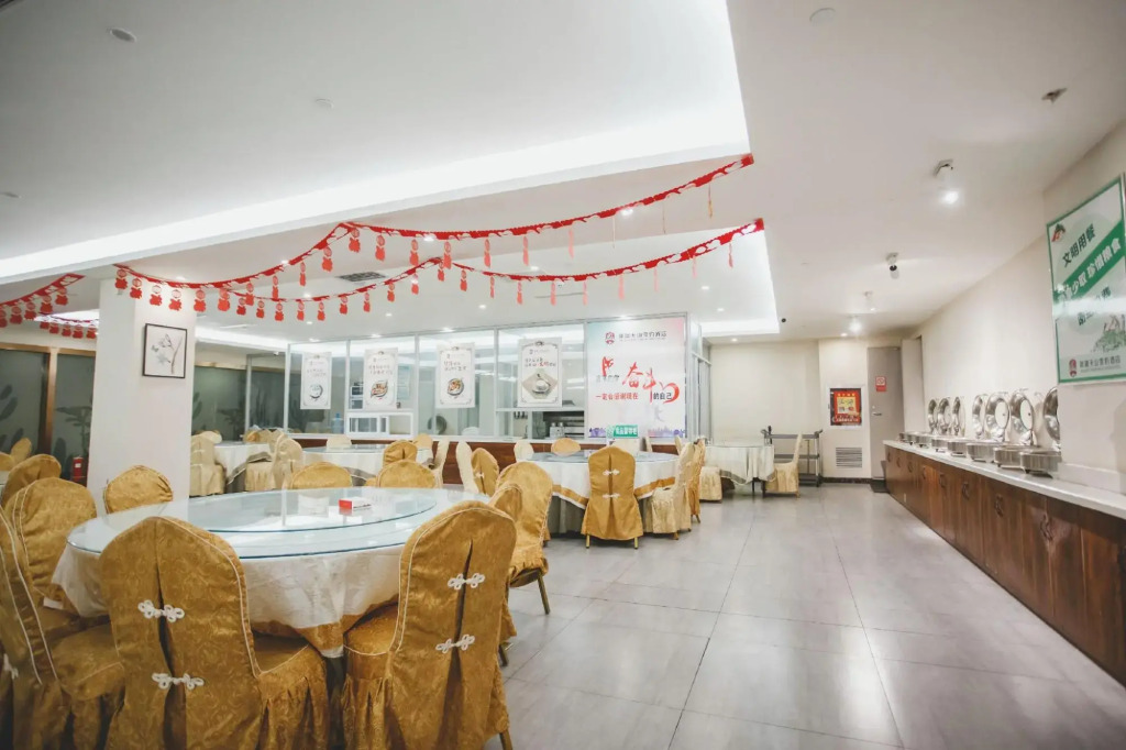 Xinjiang Tianshan Snow Leopard Hotel