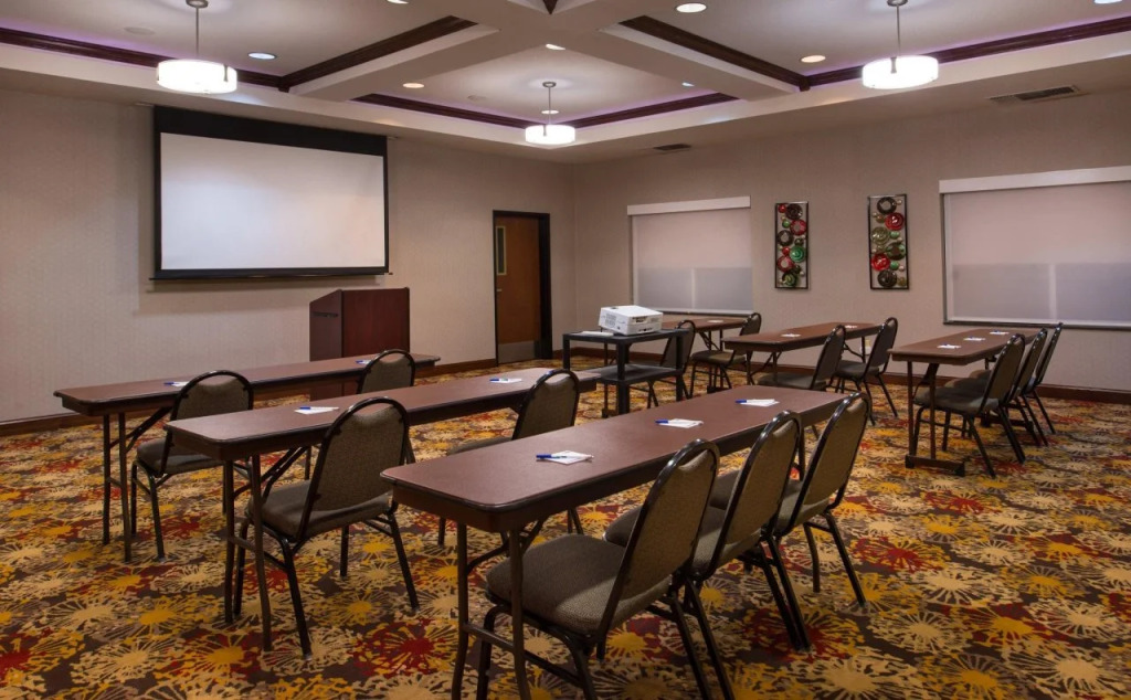Holiday Inn Express & Suites Pittsburg by IHG