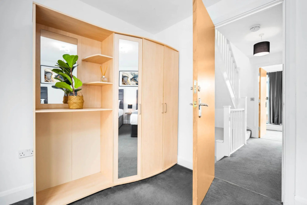 Modern Townhouse Close to Birmingham City Centre