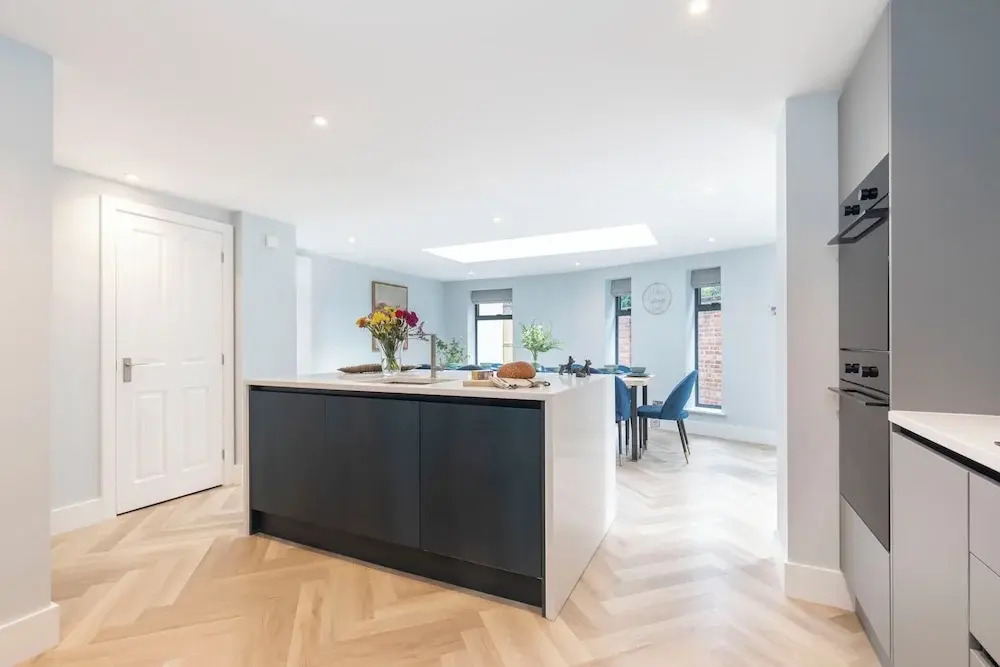 Elliot Oliver - Comfortable Five Bedroom Town Centre House With Garden & Garage