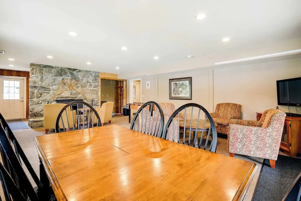 Bromley Mountain Escape w/ 2 Balconies: Hike & Ski