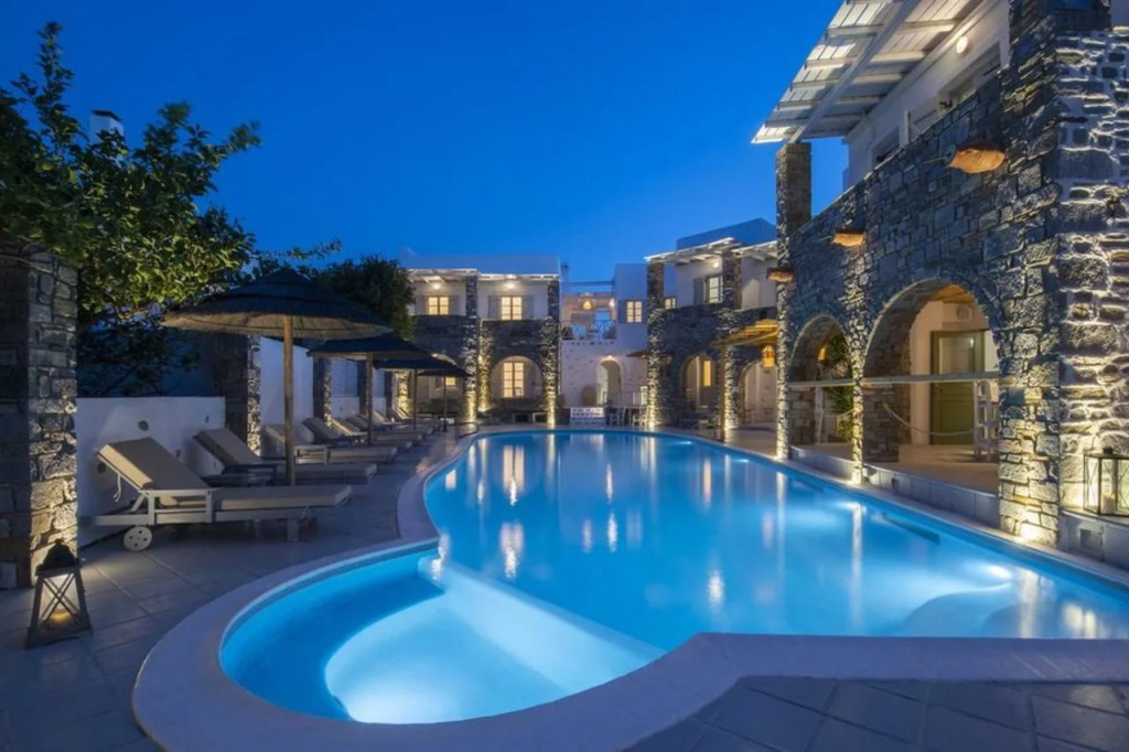 Zefi Hotel & Suites