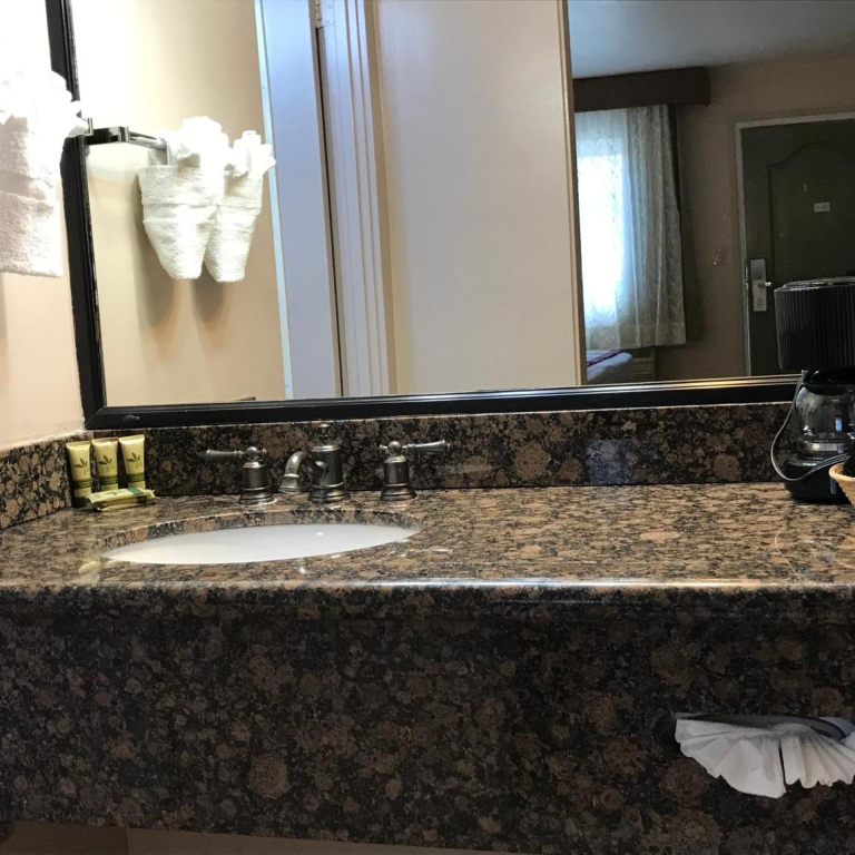 Olive Tree Inn & Suites, a Howard Johnson by Wyndham