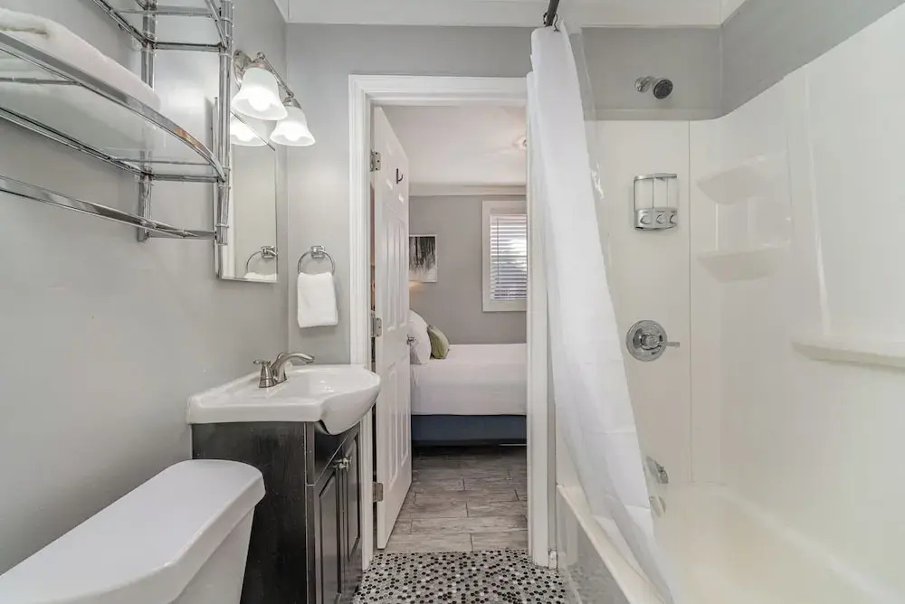 Urban Pearl-2 Bedroom & Private Patio-in Midtown