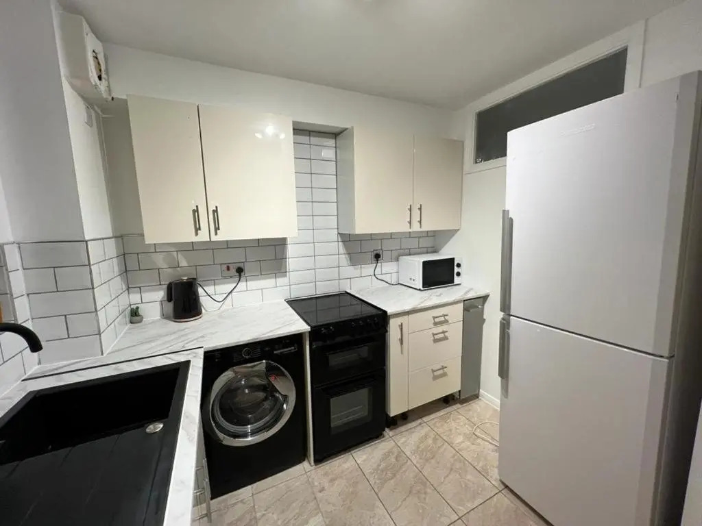 Impeccable 2-bed Apartment in Grays, London