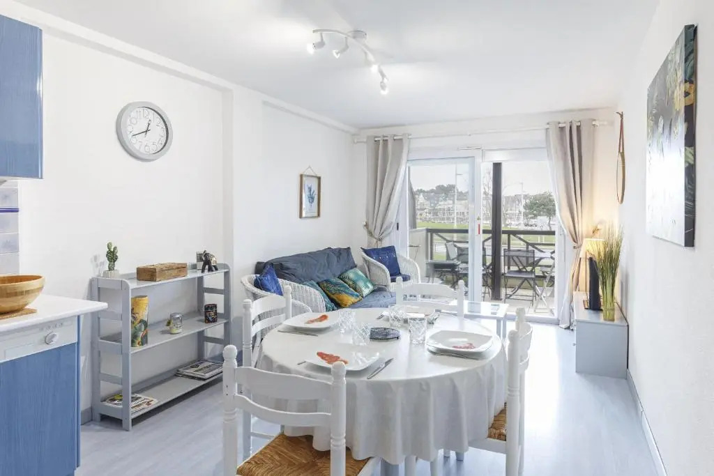 Appartement vue sur le port avec piscine commune