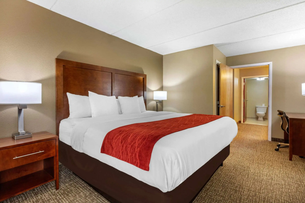Comfort Inn & Suites Hamilton Place