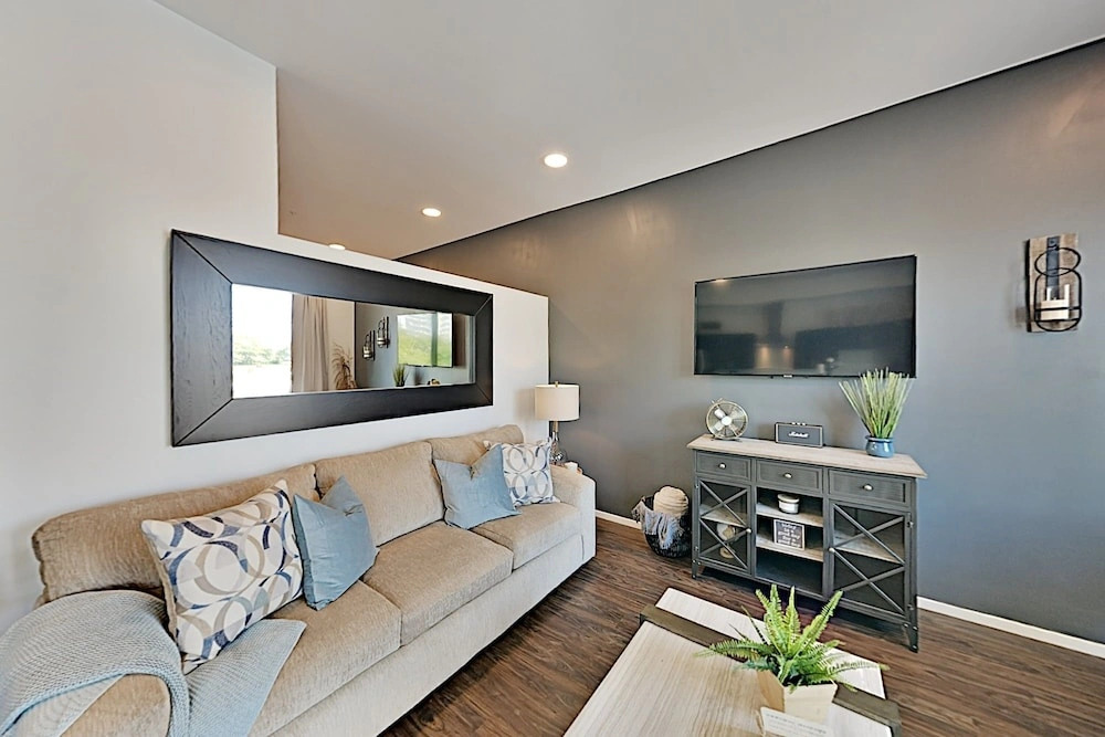 Illume Pool & Fitness Center Corner Unit 1 Bedroom Condo