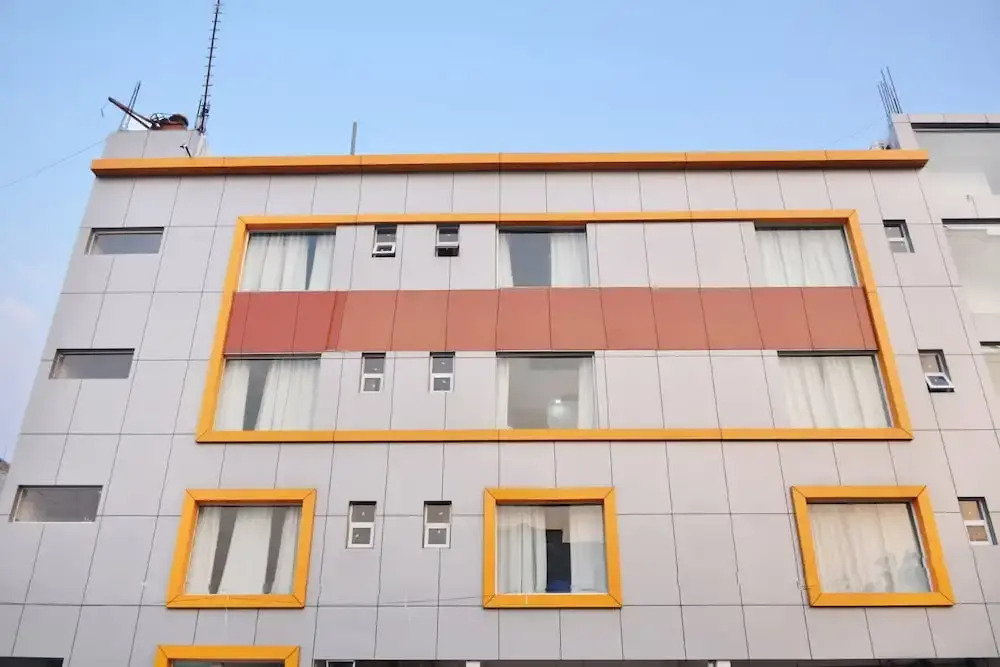 Oyo 11367 Hotel Yellow