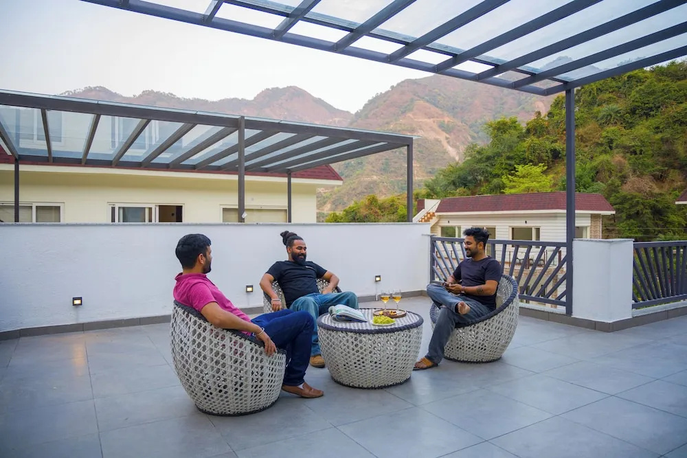 ELIVAAS Serenita Abode Tranquil Escape