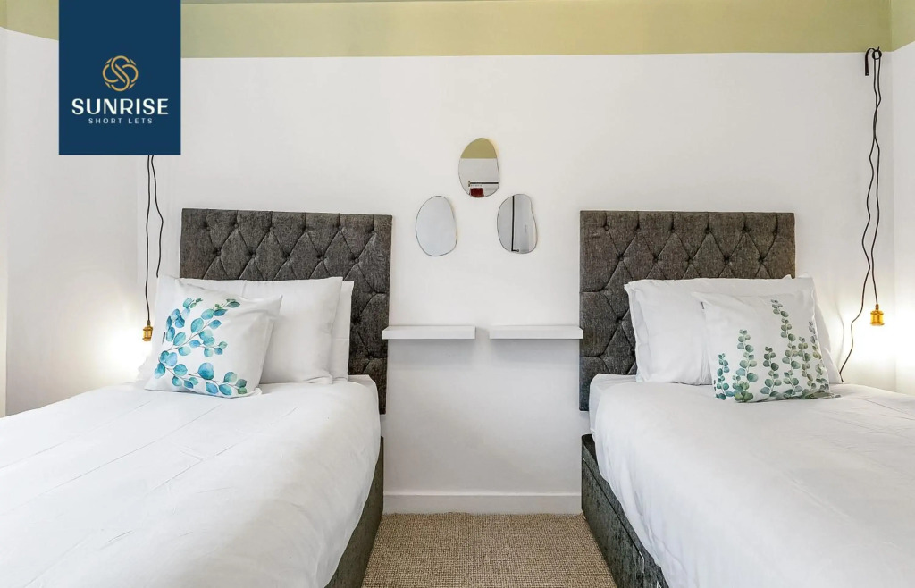 3BedLaw, 5 Single Beds, Ideal for Contractors, Free Parking, WiFi, Sleeps 5, Tourists, Relocation, Business Travellers, Long Extended Stays