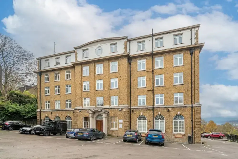Stunning 3BD Flat, Parking, Sleeps Six, Near Park