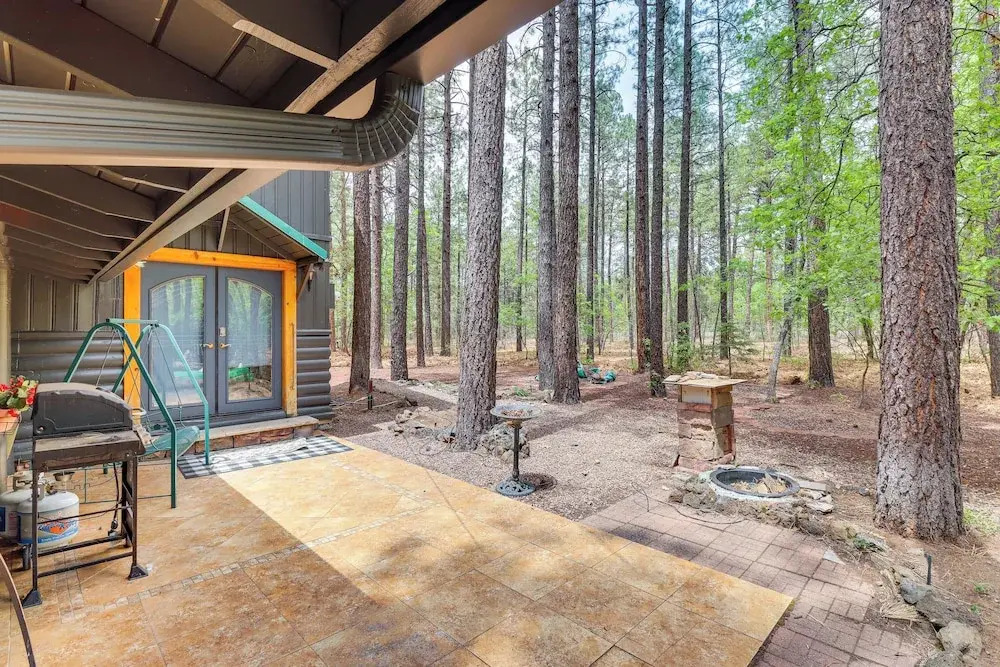Furnished Patio & Fire Pit: Pinetop Cabin