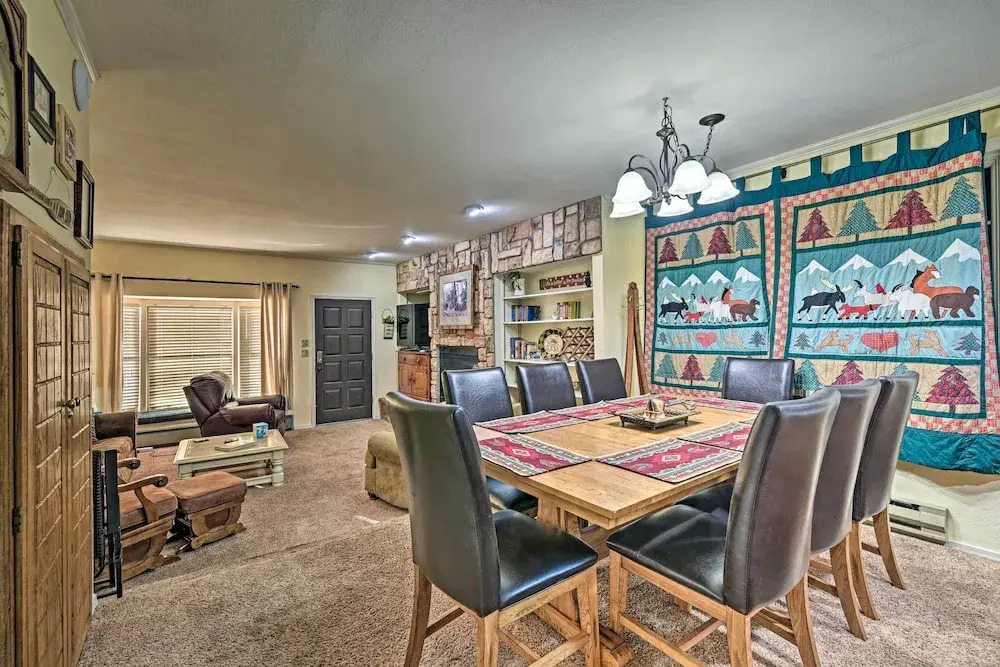 Red River Townhome With Balcony & Mtn Views!
