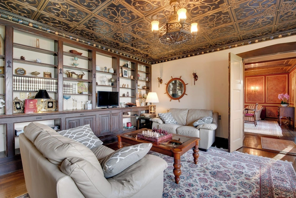 Hot Tub & Mtn Views: Expansive Hazleton Retreat