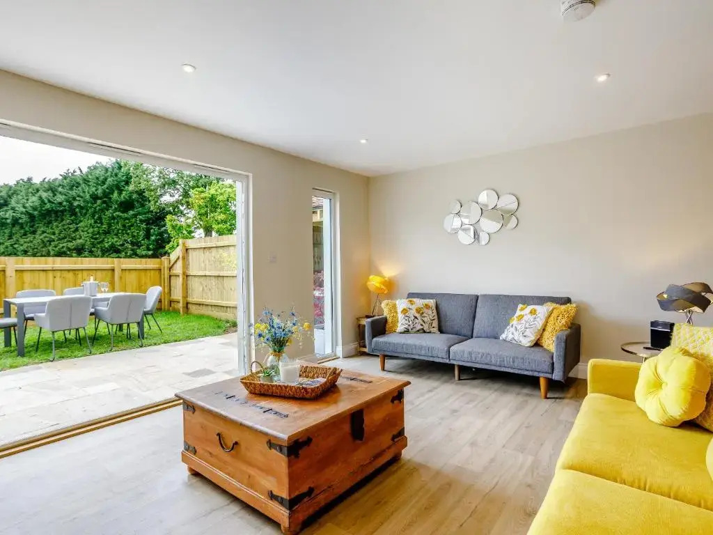 City to Country Retreat Luxury Cottage with Hot Tub