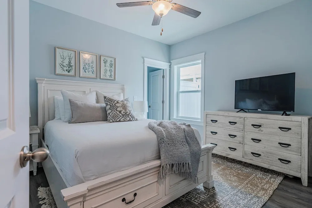 Pet Friendly + Private Pool; Amazing Fenced Backyard, 5 Min Walk to Beach!