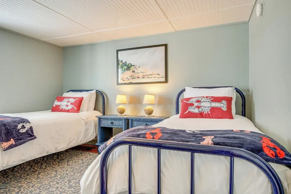< 1 Mi to Beach! Kennebunk Cottage w/ Yard