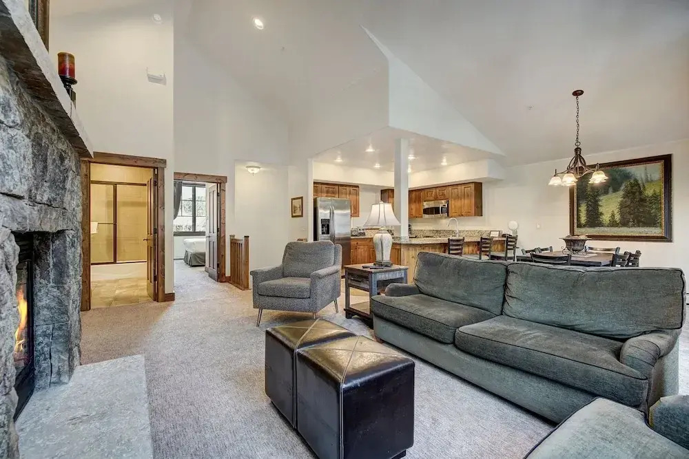 Spacious Upstairs Townhome With Private Garage 2 Bedroom Condo