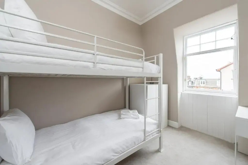 Bright 2 bed apartment North Berwick High Street