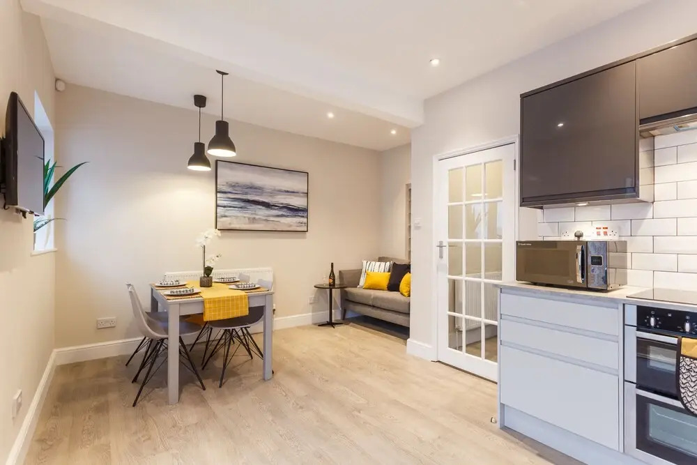 Stylish Town Centre House - 300Mbps, Parking & Sunny Decking