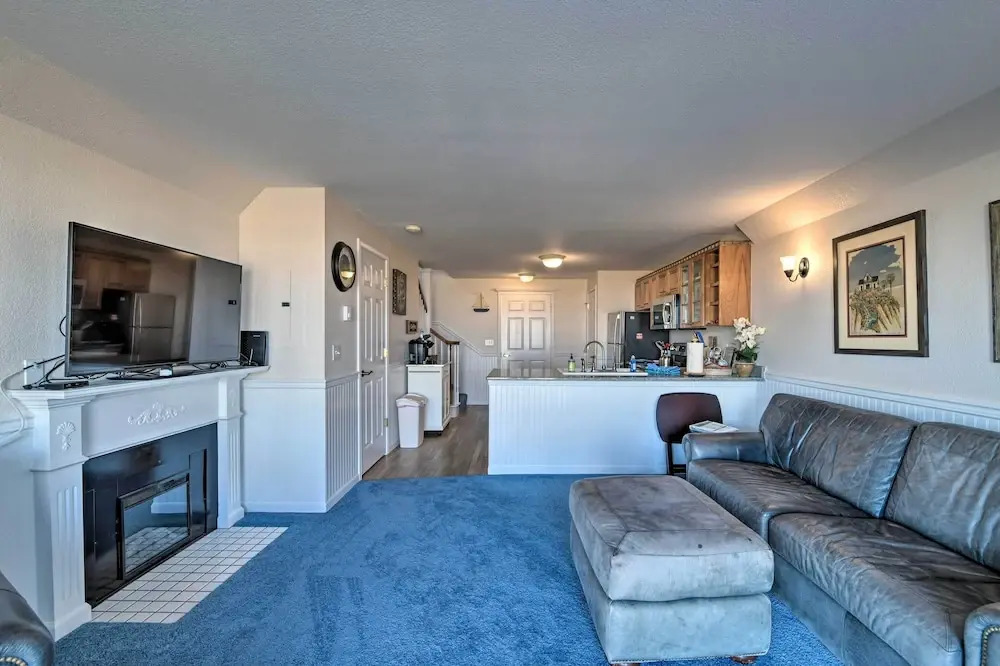 Eagles View Condo in Ocean Shores w/ 3 Balconies