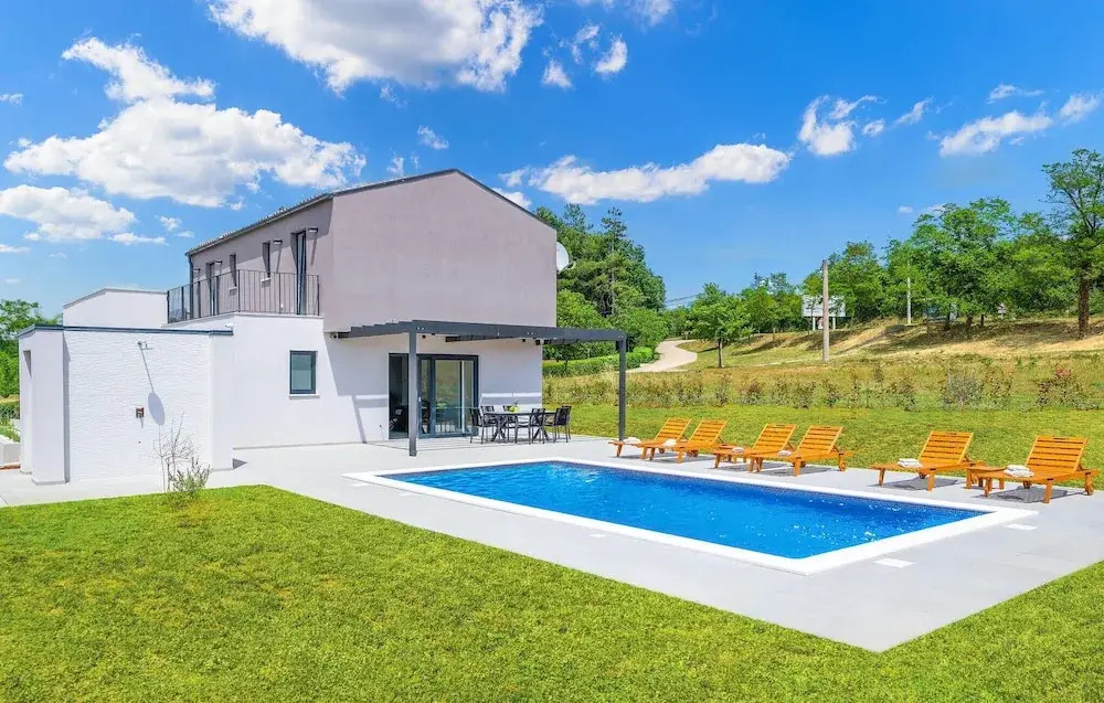 Amazing Home in Manjadvorci With Outdoor Swimming Pool, Wifi and 3 Bedrooms