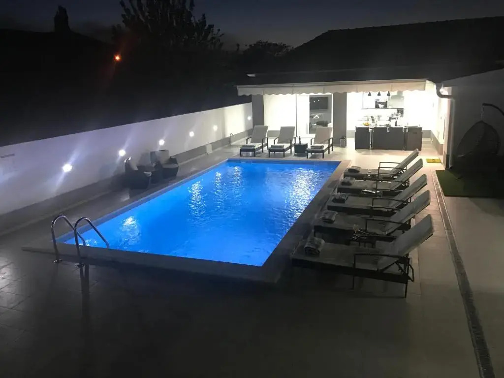 Villa Mare - with HEATED POOL