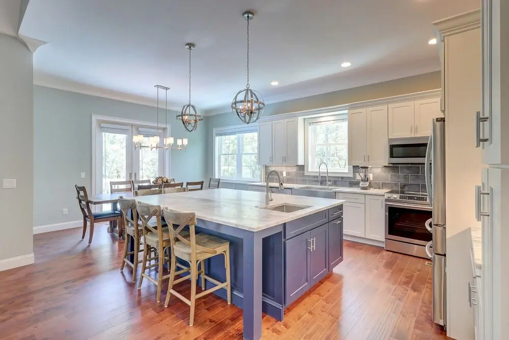 4 Shore Crest Ln