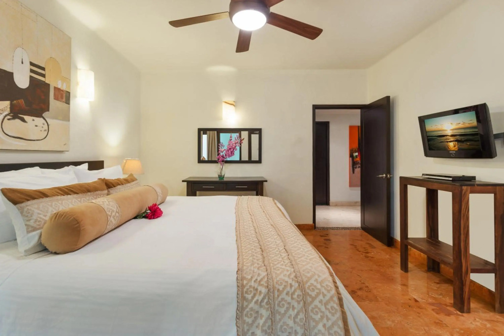 El Taj Oceanfront and Beachside Condo Hotel