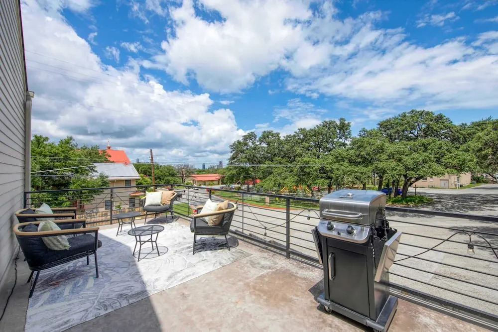 Conveniently Located Upstairs Deck BBQ