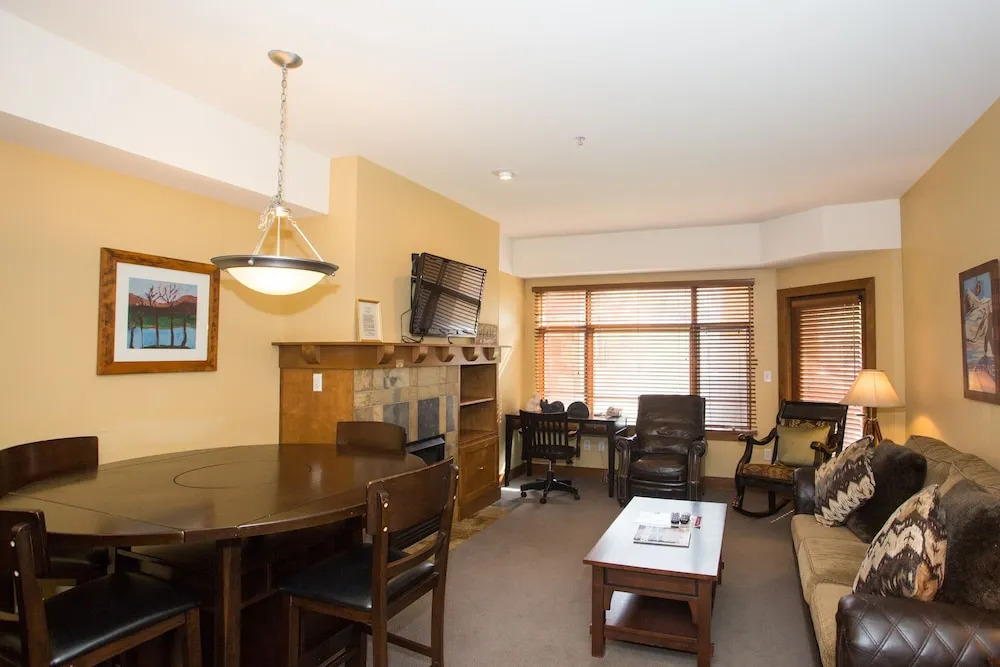 Updated 2 Bedroom -Fireplace & Balcony by RedAwning