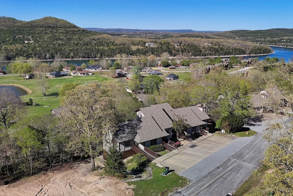 Holiday Island Escape w/ Panoramic Lake Views