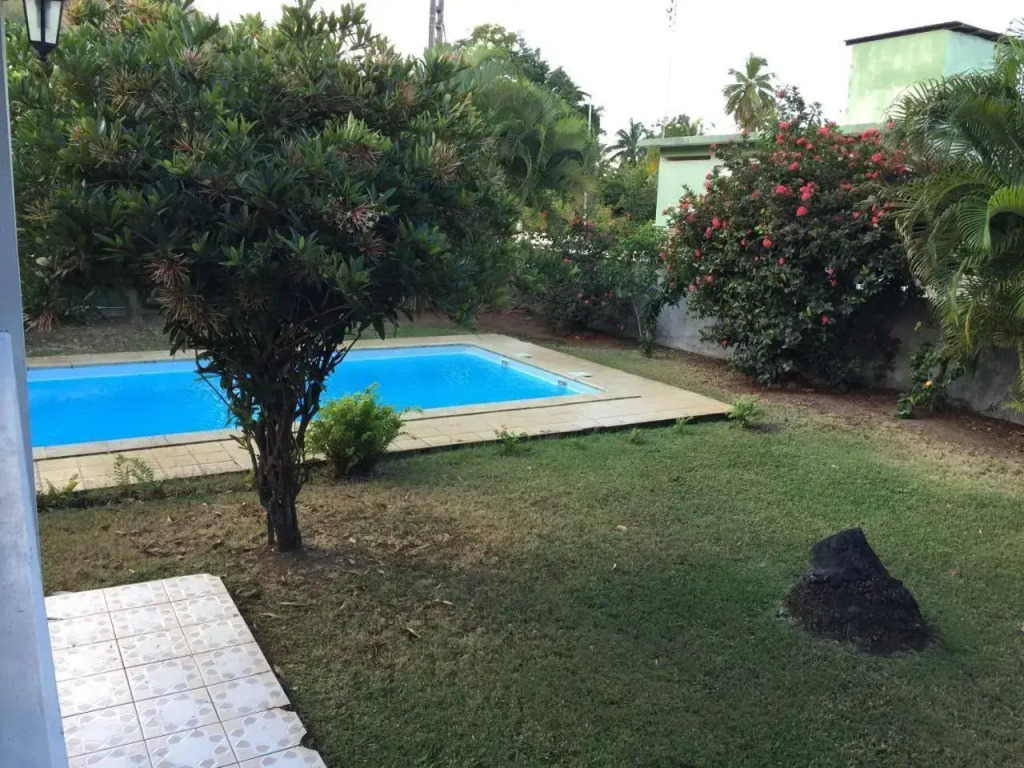 T2 tropical en bord de piscine à 100m de la mer