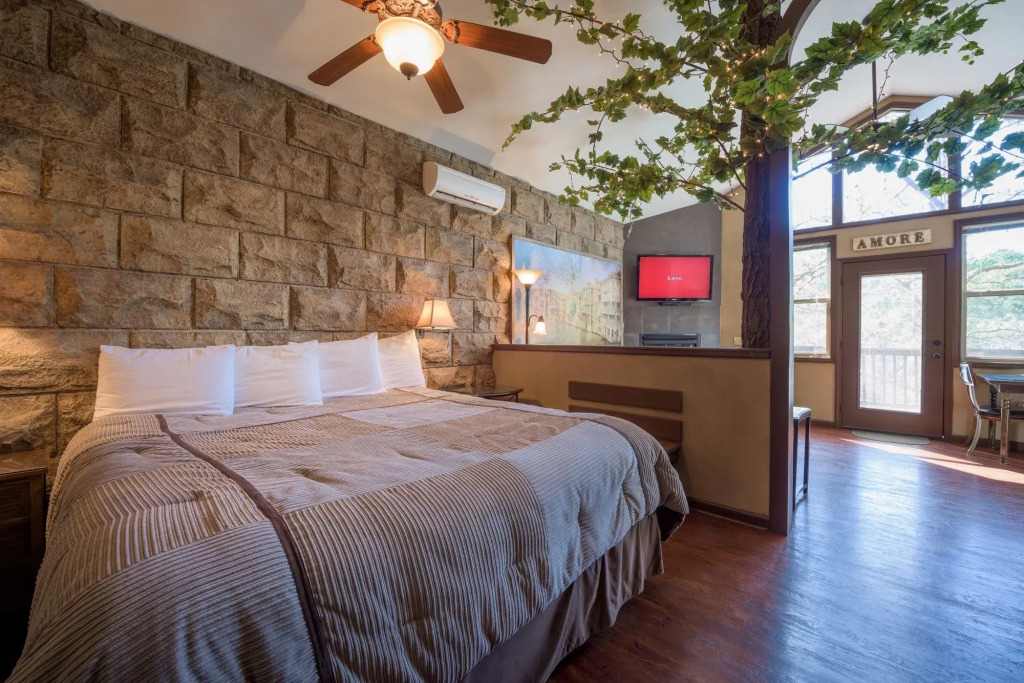 Eureka Springs Treehouses, Hobbit Caves & Castles