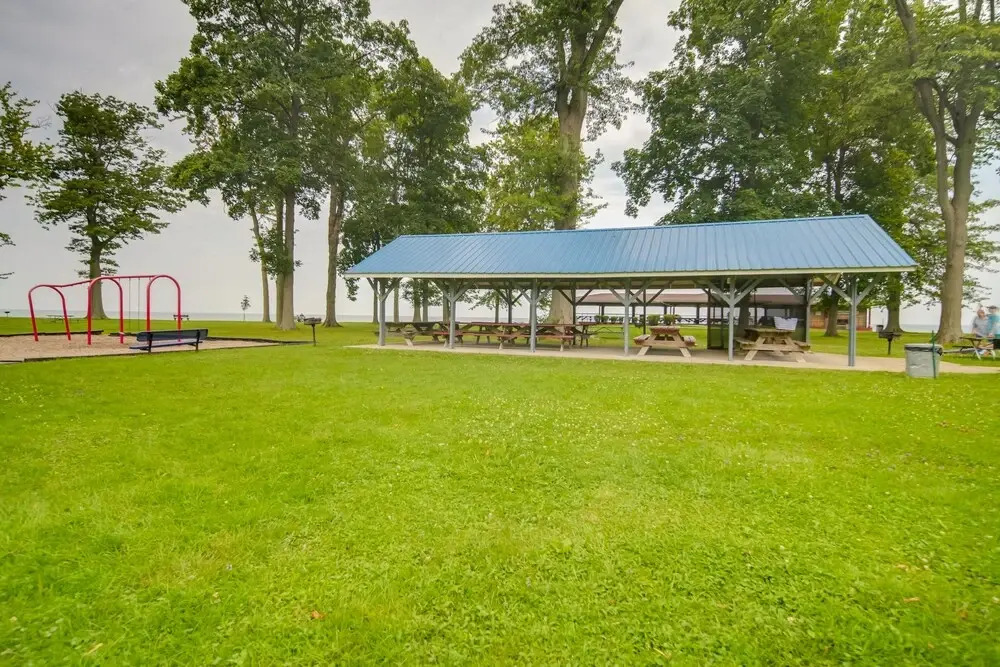 Charming Lake Erie Cottage on Main Strip!