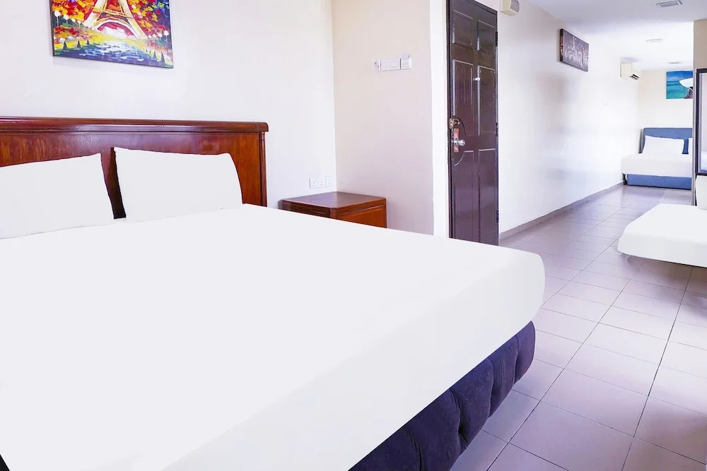 OYO 90486 Station Hotel