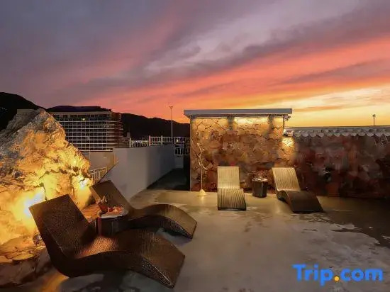 Moshang Qingya Hot Spring Hotel (Tengchong Main Urban Area Wenxing Building)