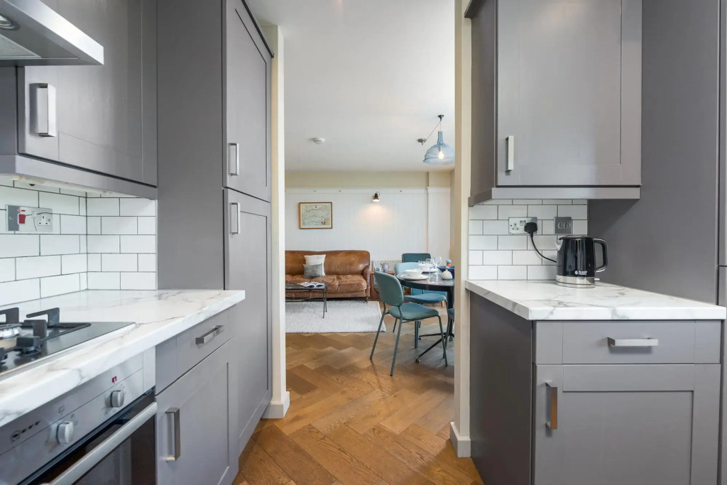 Spacious Fulham Apartment Close to the River by Underthedoormat