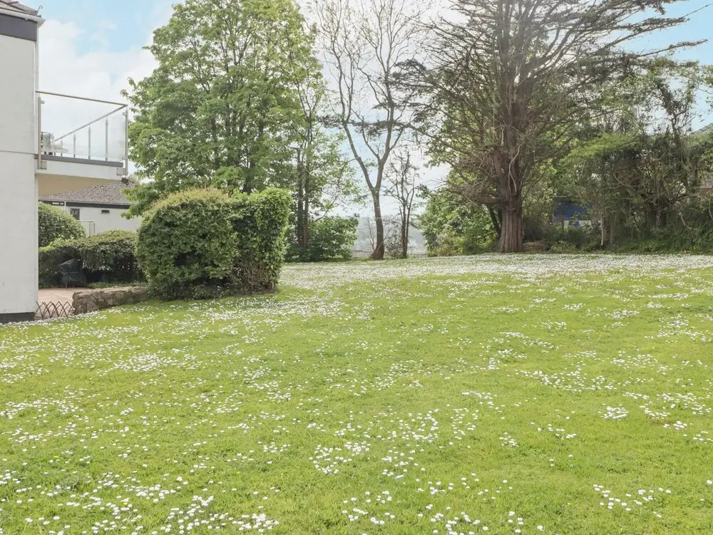 17 Coedrath Park