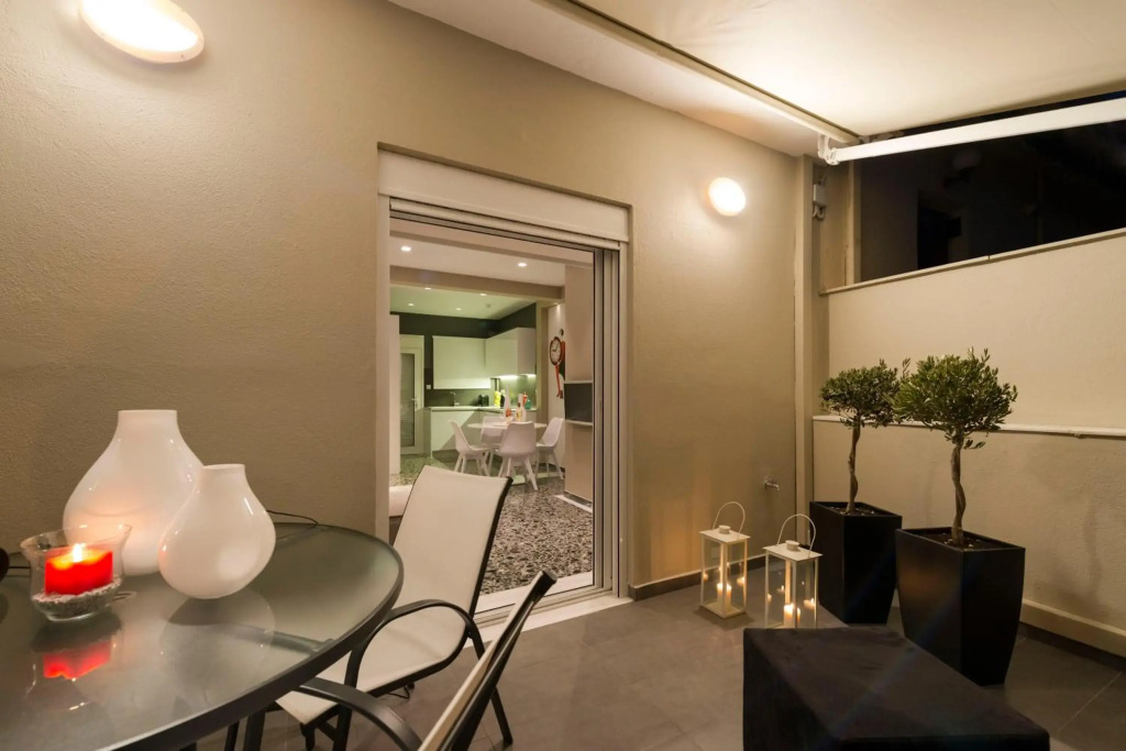 Ma Maison Nο 1, Penthouse, Acropolis and Lycabettus view, 15' to Acropolis by metro, 1' from Metro Station