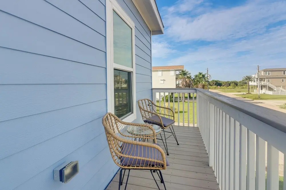Galveston Home w/ Pool Access, Walk to Beaches!