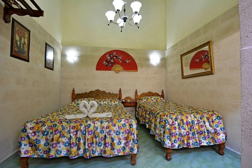 Cadena Hostal Roberto Carlos