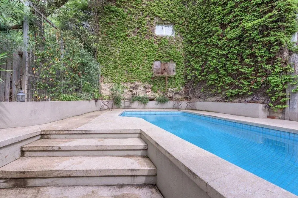 Exquisite 4 Bedroom House with Pool