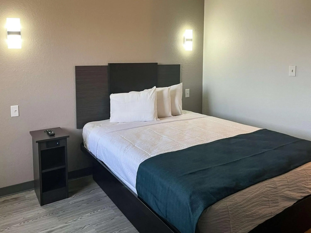 Studio 6 Suites Delano, CA