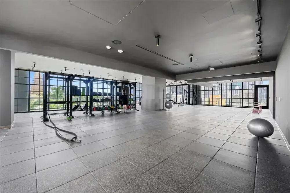 Chic Downtown 1-br w City Views Gym Pool