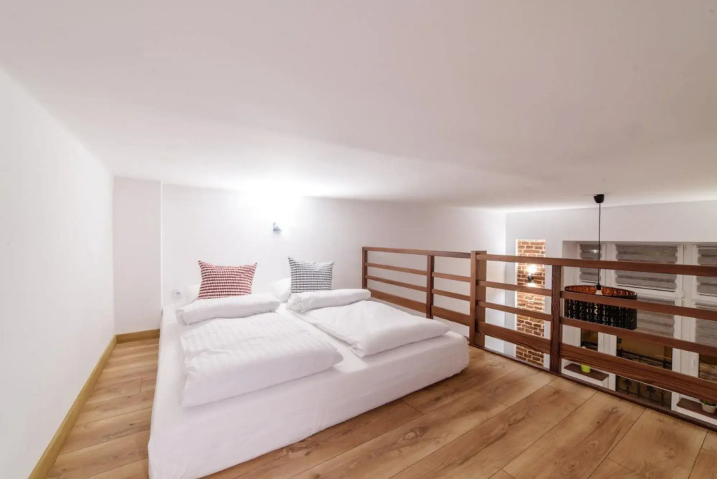 2 Nights Apartments - great location, right next to Main Rail and Bus Station, 10 min to Main Square by foot