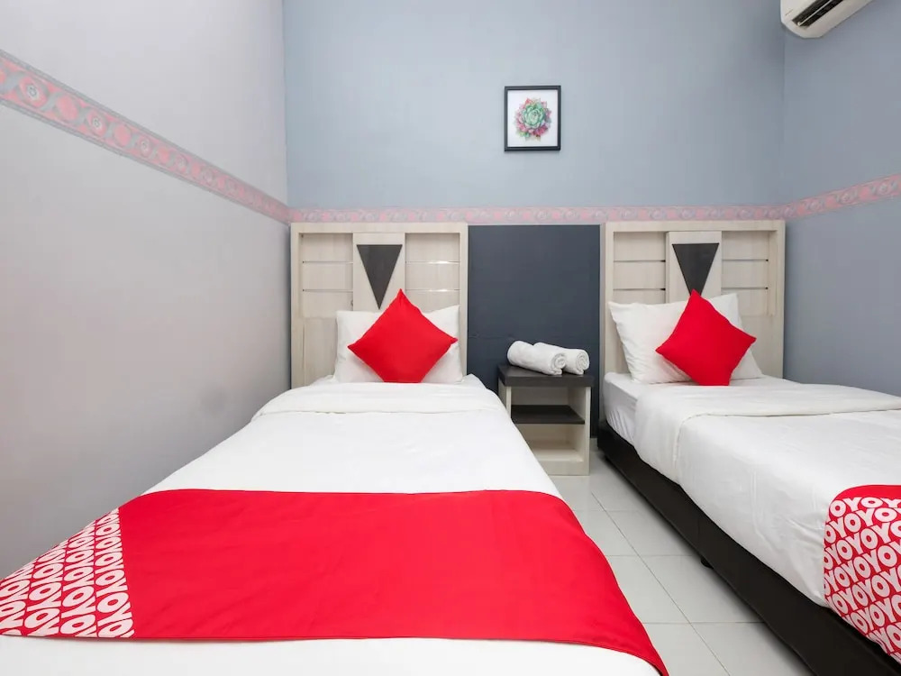 OYO 89587 IM Hotel