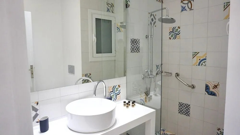 Spacious Modern Apt in Athens near Metro