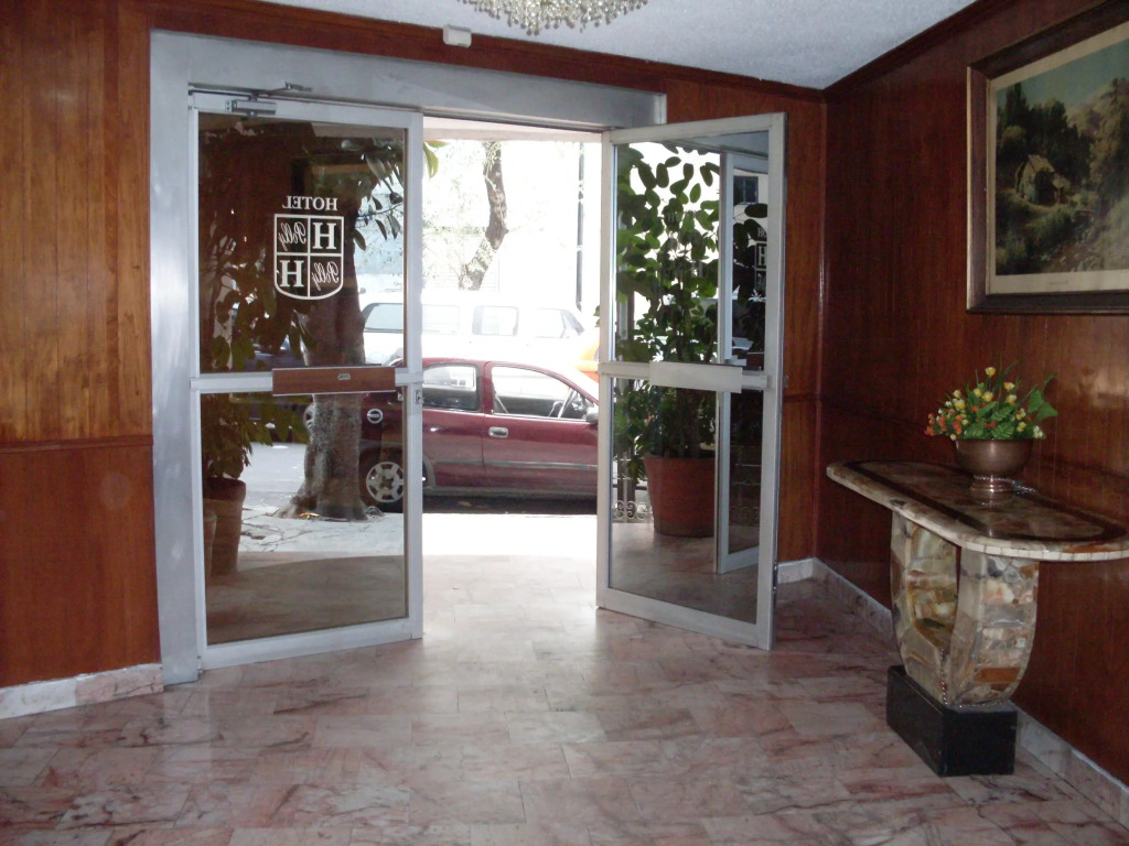 Hotel polly